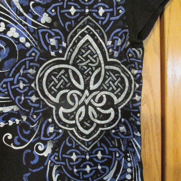 TWISTED COURTESY WOMEN'S JUNIOR'S SIZ S (3 / 5) T-SHIRT BLACK SILVER GRAPHIC TOP - Picture 2 of 6